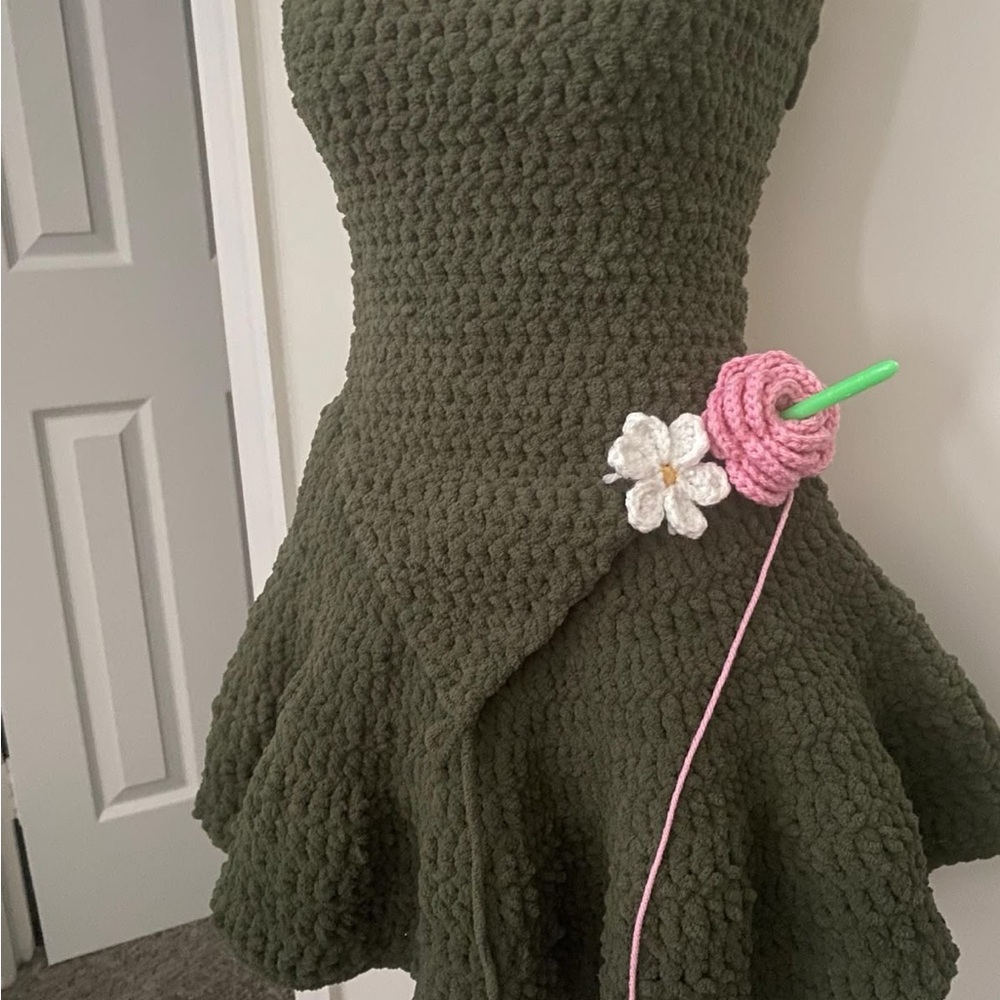 Elegant Strapless Green Dress with Floral Accent